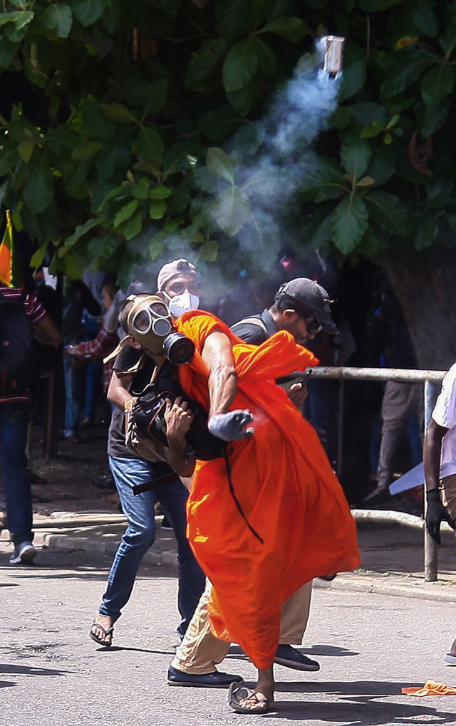 Presidente de Sri Lanka huye de su residencia asaltada por manifestantes