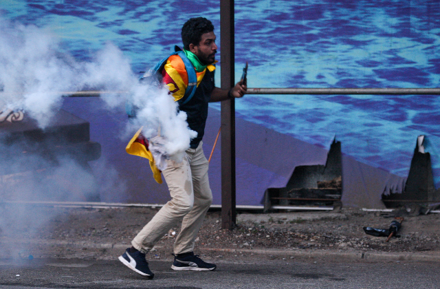 Presidente de Sri Lanka huye de su residencia asaltada por manifestantes