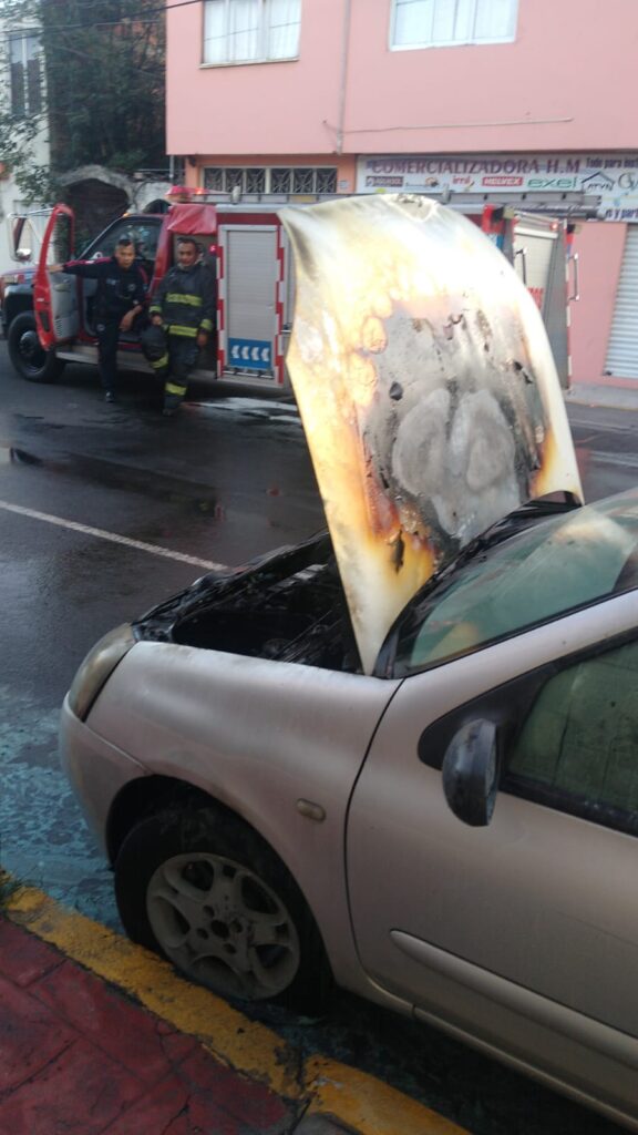 Incendian auto en riña entre familias en Santa Cruz Los Ángeles