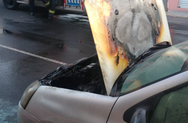 Incendian auto en riña entre familias en Santa Cruz Los Ángeles