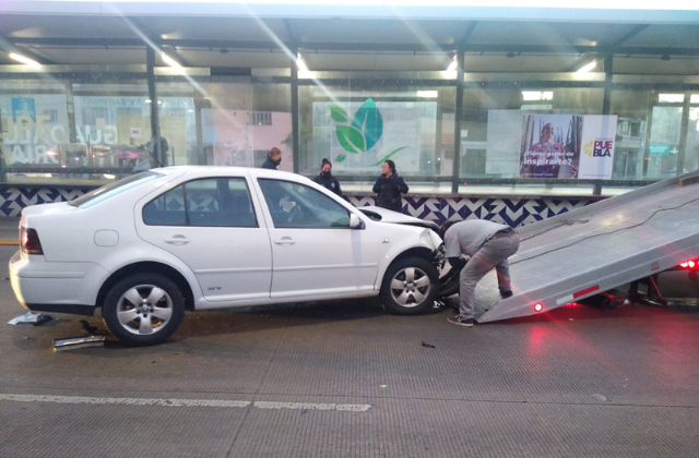 Auto se impacta contra bolardos en 9 norte