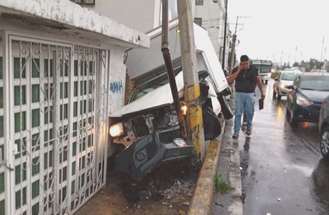 Camioneta choca contra poste en Periférico y Loma Bella
