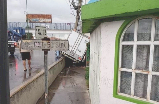Camioneta choca contra poste en Periférico y Loma Bella