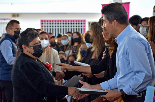 Eduardo Rivera entrega 655 constancias Icatep