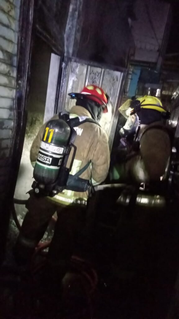 Cuerpos de emergencia sofocan incendio en Mercado Zapata
