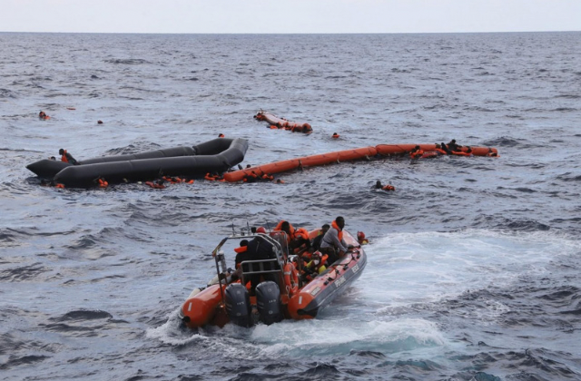 Buscan a unos 50 migrantes que naufragaron en mar Egeo en Grecia