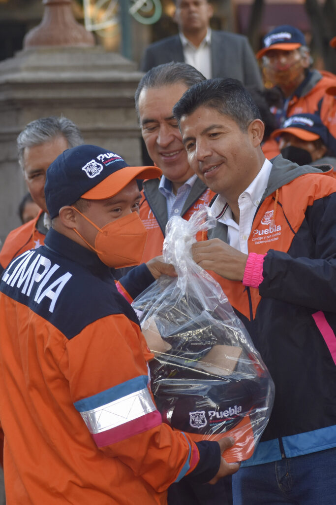 Eduardo Rivera entrega 472 kits de trabajo a personal de Limpia