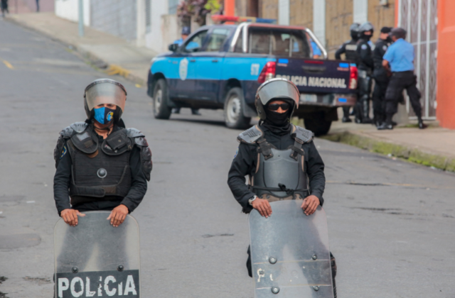 Policía de Nicaragua se lleva "con violencia" a obispo crítico de Ortega
