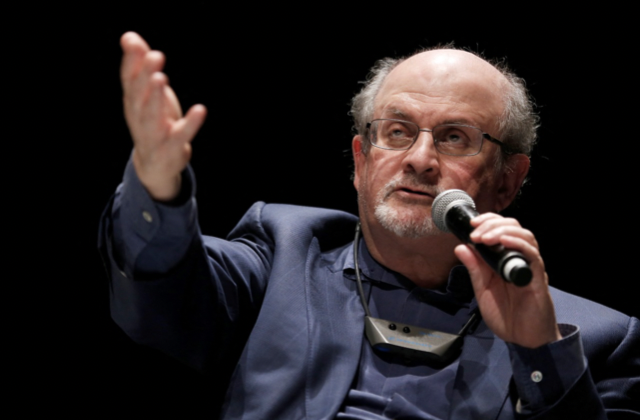 Apuñalan al escritor Salman Rushdie durante conferencia en Nueva York