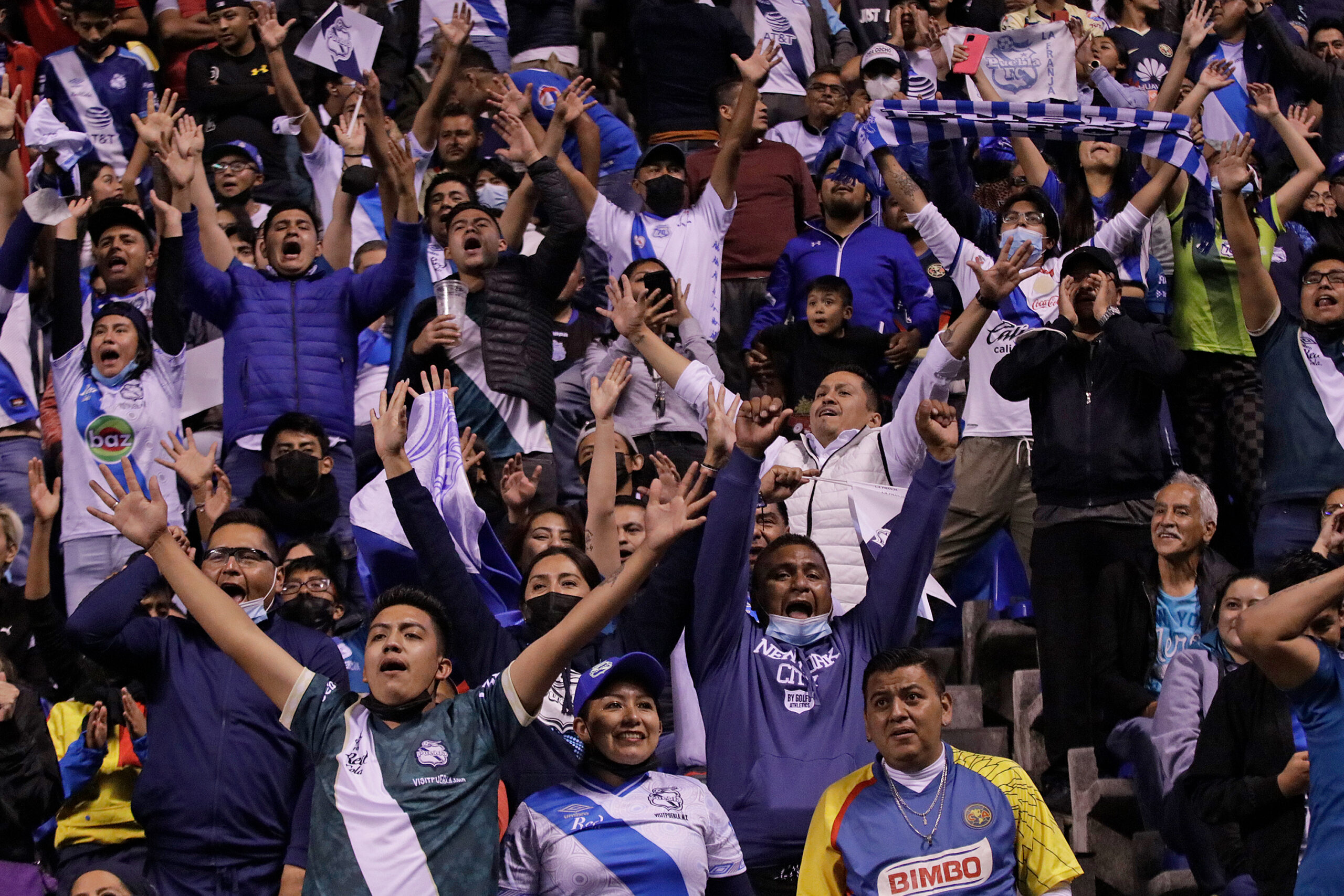 Agotan aficionados la zona baja del estadio Cuauhtémoc para el Club Agotan aficionados la zona baja del estadio Cuauhtémoc para el Club