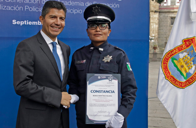 Eduardo Rivera encabeza graduación de 52 cadetes