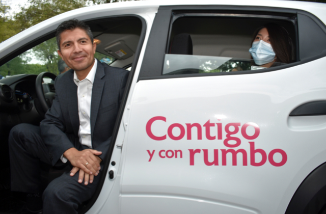 Eduardo Rivera recibe vehículo del Club de Empresarios para Médico Contigo