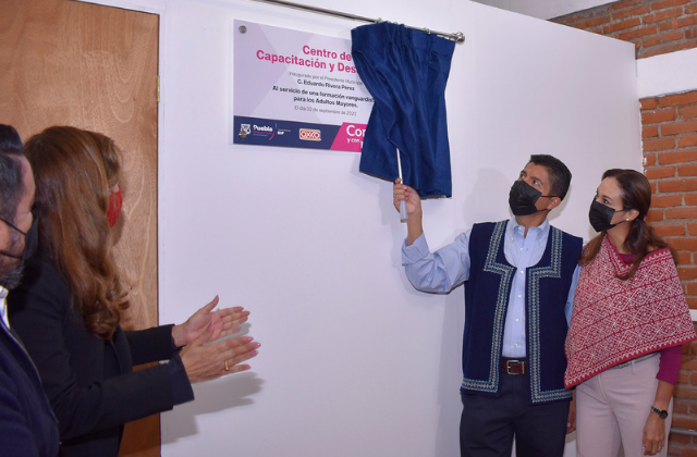 Inauguran Eduardo Rivera y OXXO centro de capacitación para adultos mayores