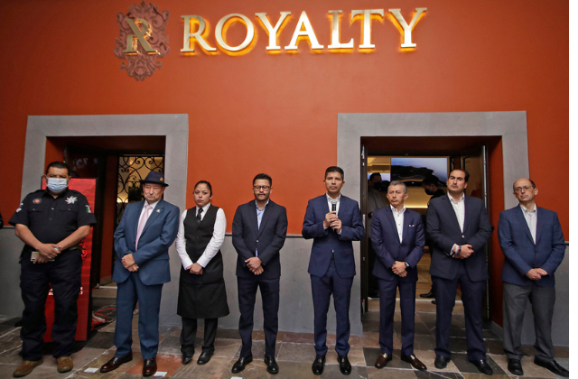 Eduardo Rivera reinaugura Hotel Royalty