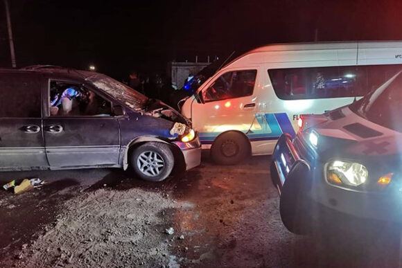 Ebrio choca camioneta contra unidad de Flecha Azul en El Capulín
