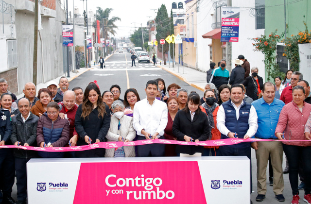 Eduardo Rivera inaugura rehabilitación de calles en Granjas de Puebla