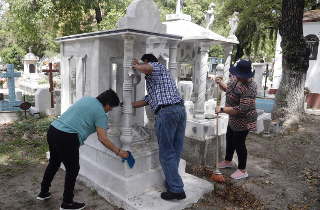 Acordonan 6 tumbas en Panteón Municipal por presentar hundimientos