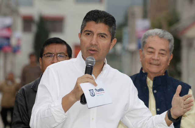 Eduardo Rivera entrega 3 vialidades en colonia Veracruz