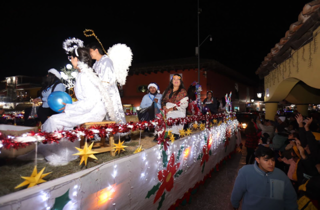 Más de 15 mil espectadores disfrutan del desfile navideño 2022 en Chignahuapan