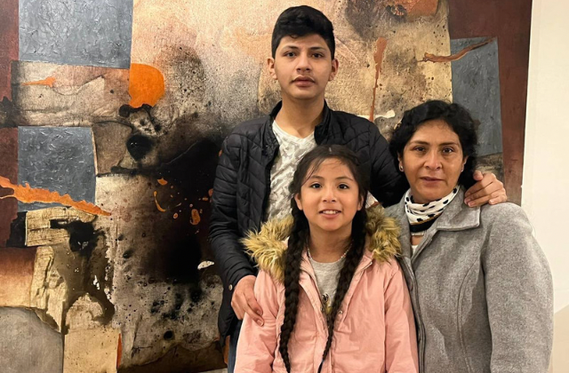 Llega a México familia de expresidente de Perú por asilo político