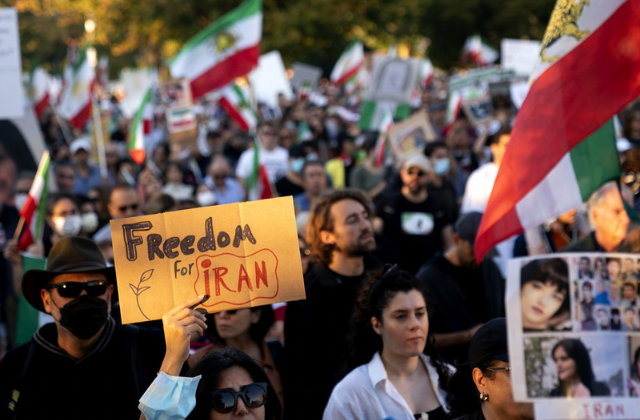 Irán encarcela a 400 personas y condena a muerte a futbolista por protestas
