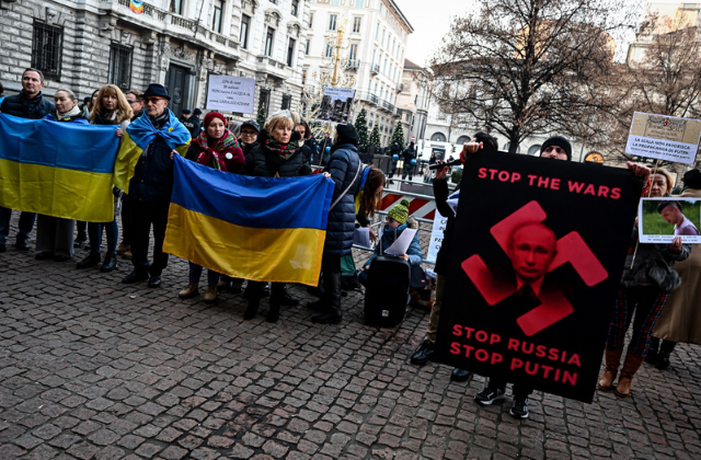 Al recibir Nobel de la Paz, ucranianos y rusos critican guerra "insensata" de Putin