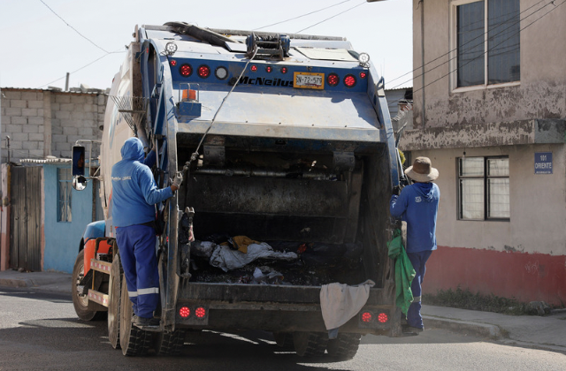 Vuelca vehículo recolector de basura en Ocotitlán