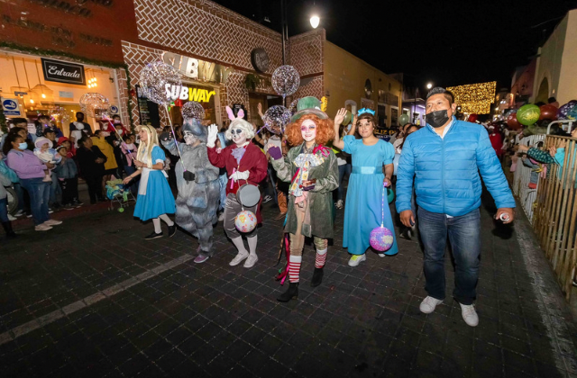 Cholultecas disfrutan de 30 contingentes en desfile por Día de Reyes