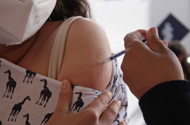 Aplicarán vacuna pediátrica en escuelas, informa Secretaría de Salud