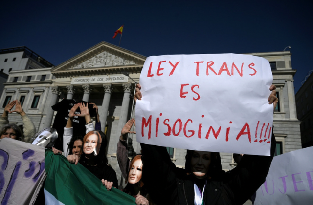 España aprueba ley trans cuando otros países la han echado para atrás