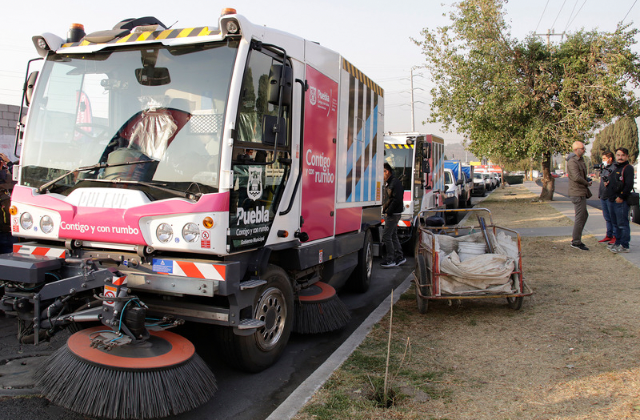 Programa de limpieza urbana mejora 140 kilómetros diarios en Puebla