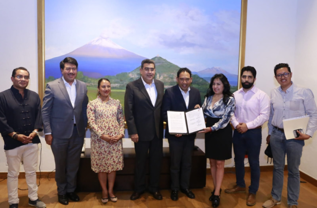 Sergio Céspedes firma convenio para abrir oficina de SRE en Tepeaca