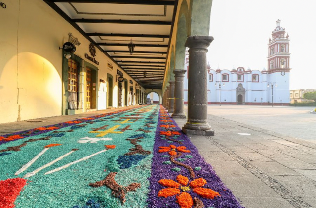 Portal Guerrero en Cholula luce alfombra monumental de Semana Santa