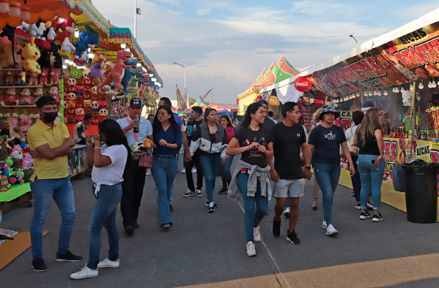 Arrestos y multas, por condicionar vía pública en zona de la Feria