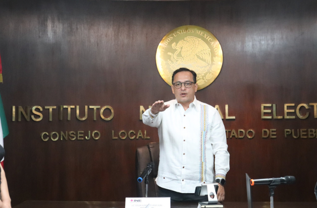 Edgar Arias rinde protesta como vocal ejecutivo de INE Puebla