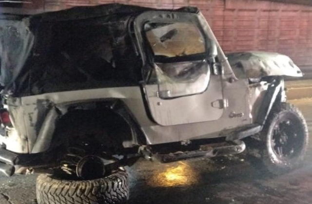 Jeep cae de puente en la autopista México- Puebla