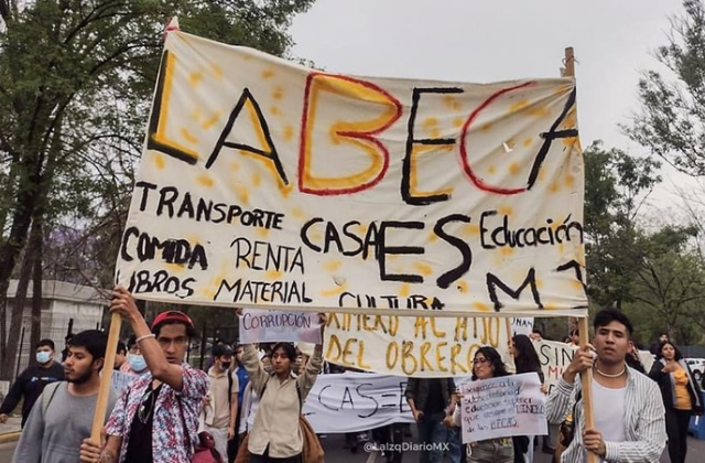 5 facultades UNAM exigen con paro y marchas pago de becas