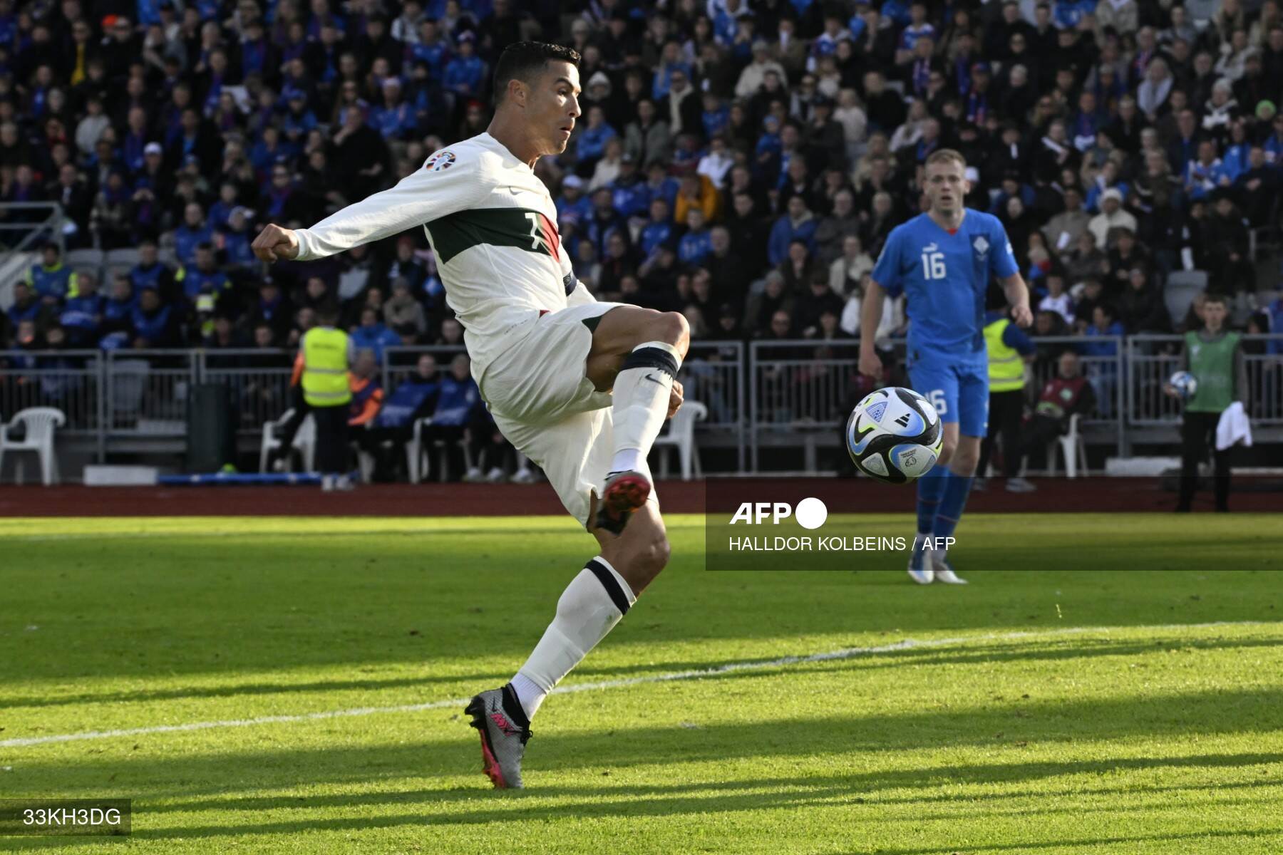 Cristiano Ronaldo comemora seu 123º gol em 200 jogos por Portugal