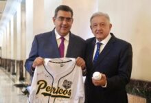 Sergio Salomón Céspedes entrega jersey de Pericos de Puebla a López Obrador