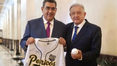 Sergio Salomón Céspedes entrega jersey de Pericos de Puebla a López Obrador