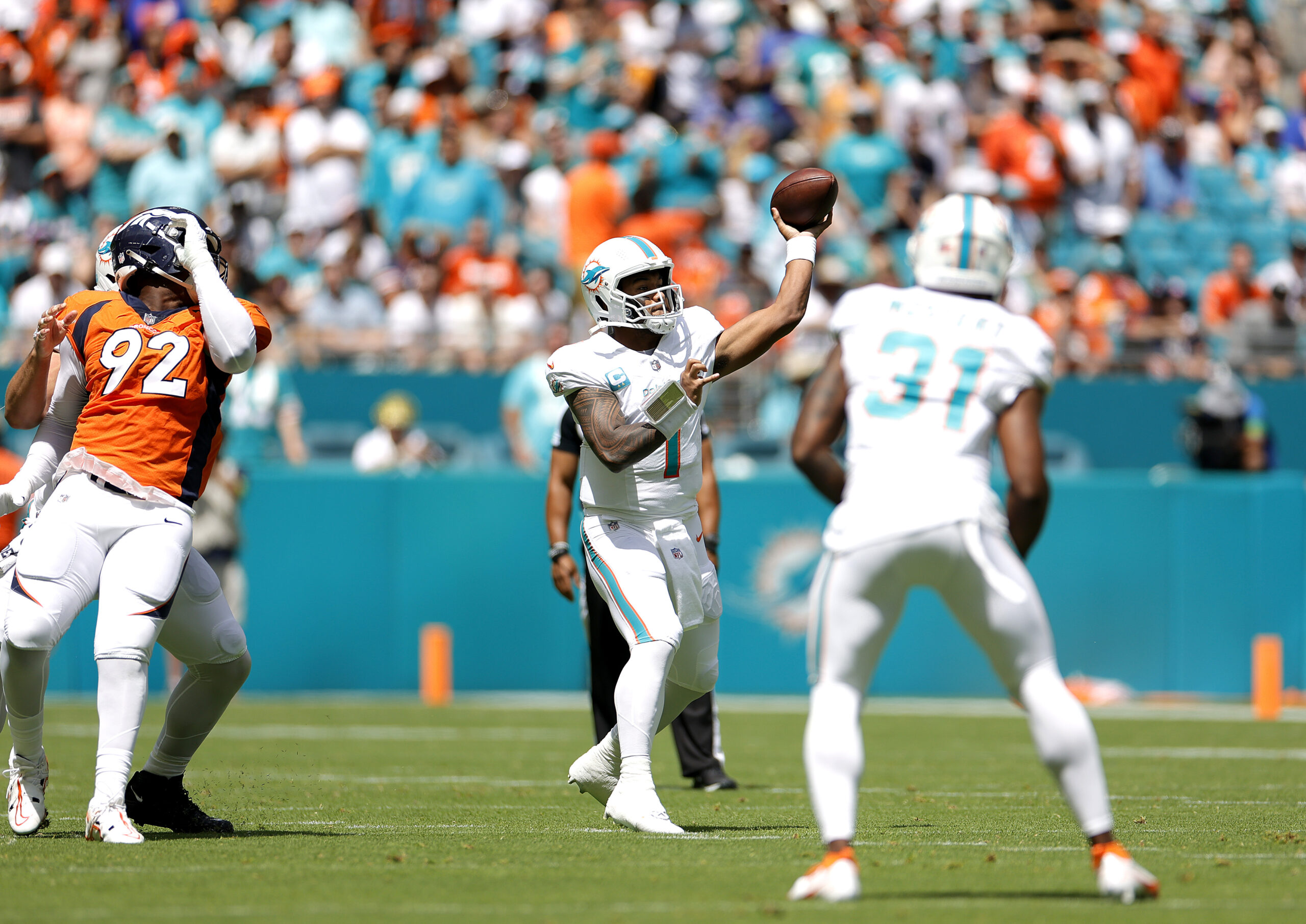 Dolphins vencem Broncos com pontuação histórica: 70 a 20, futebol americano