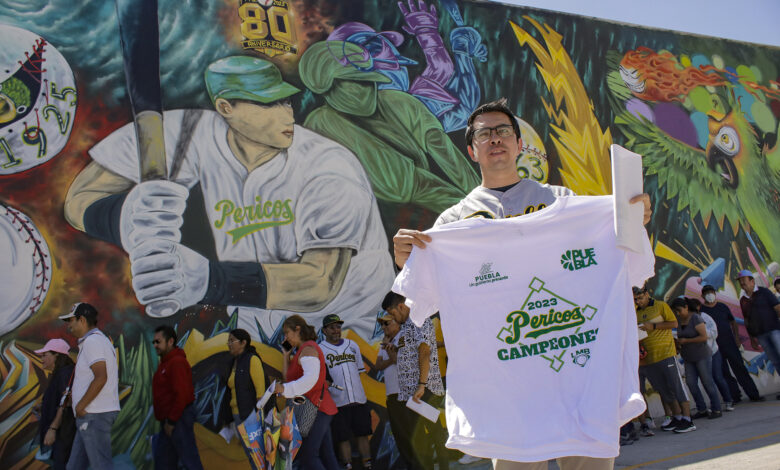 Aficionados reciben playeras de campeones de los Pericos de Puebla
