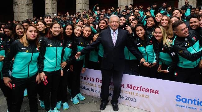 Deportistas mexicanos reciben reconocimiento del presidente López Obrador en los Pinos
