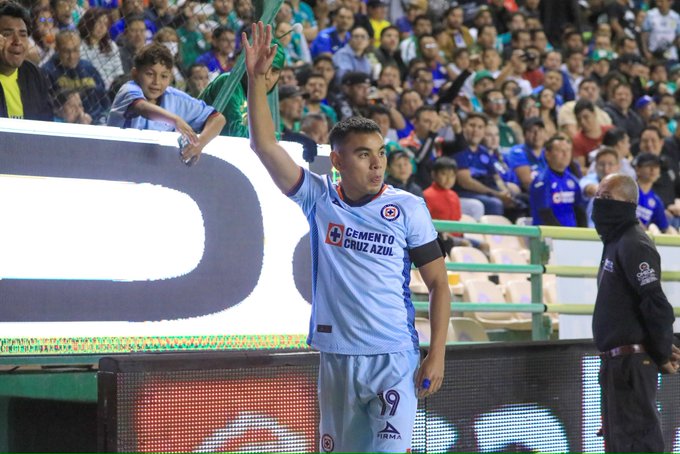Tras un apagón, el líder Cruz Azul vence al León en el fútbol mexicano