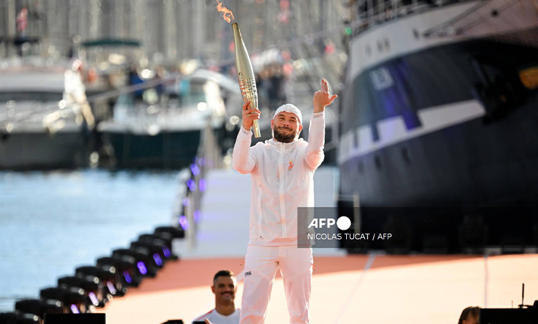París 2024: La llama olímpica desembarca en Francia, en el puerto de Marsella