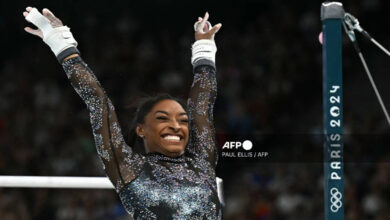 Simone Biles brilla en su debut en París 2024, a pesar de un susto en la pierna