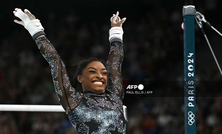 Simone Biles brilla en su debut en París 2024, a pesar de un susto en la pierna