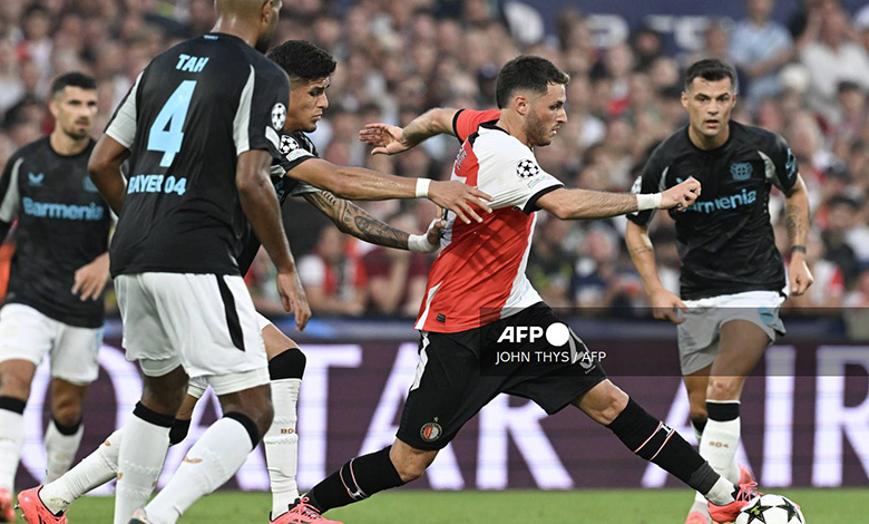 Champions League | Leverkusen golea (4-0) al Feyenoord de Santiago Giménez