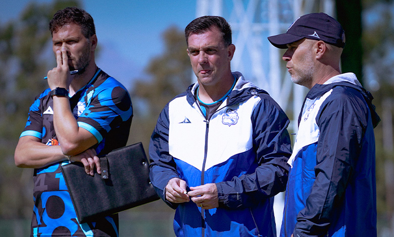 Pablo Guede en su primer día de entrenamiento con el Club Puebla.