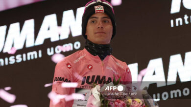 Del Toro refuerza su 'maglia rosa' del Giro, Kooij gana al esprint